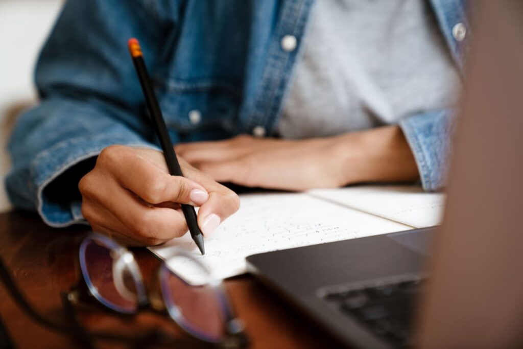 Jovem estudando como começar uma redação