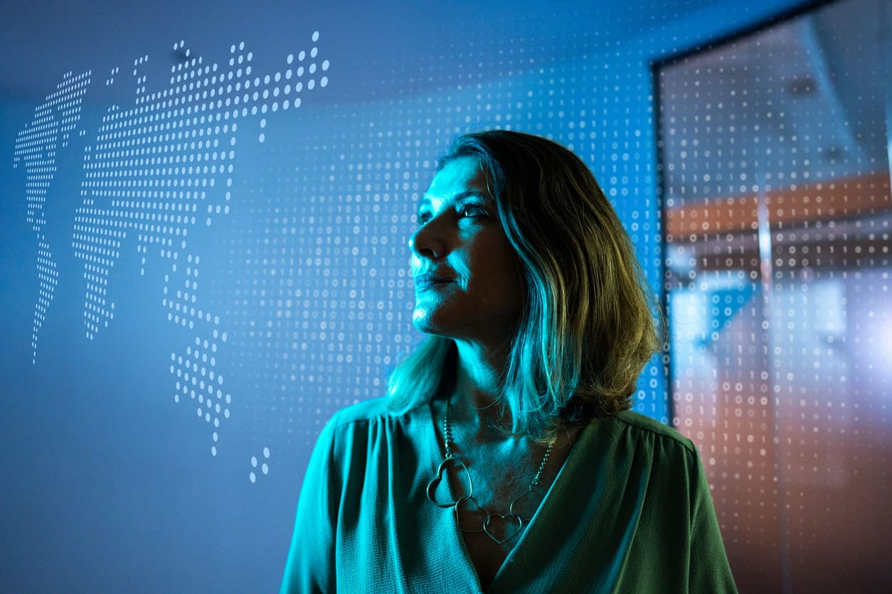Foto de uma mulher com elementos relacionados a Relações internacionais, com o ambiente na cor azul.