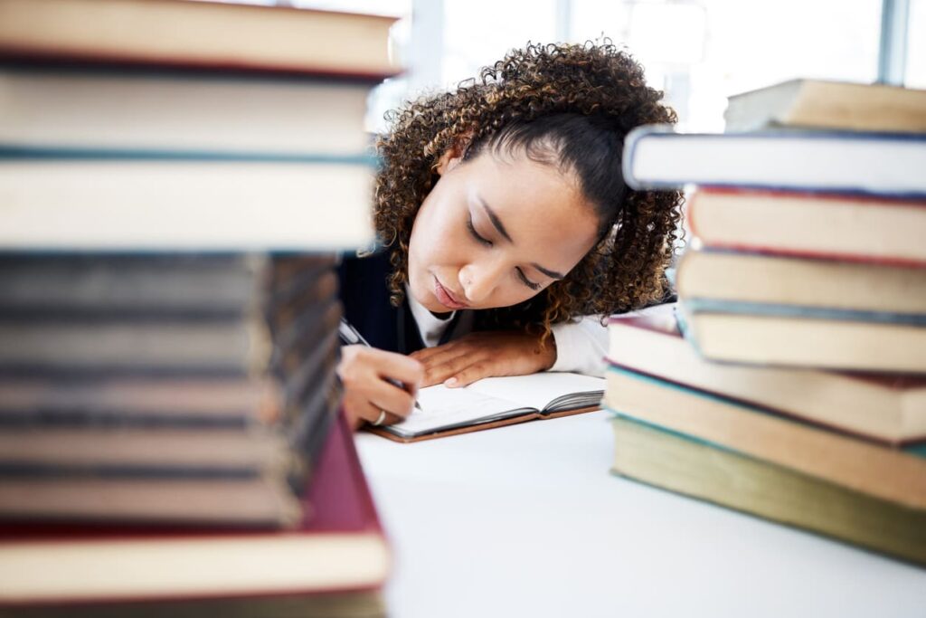 Jovem estudando os assuntos que mais cacem no enem