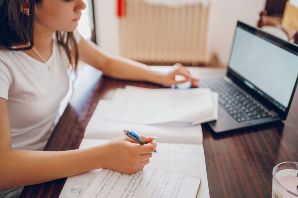 Adolescente estudando temas de redação do Enem