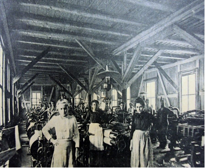 mulheres e operarios trabalhando em fabrica textil