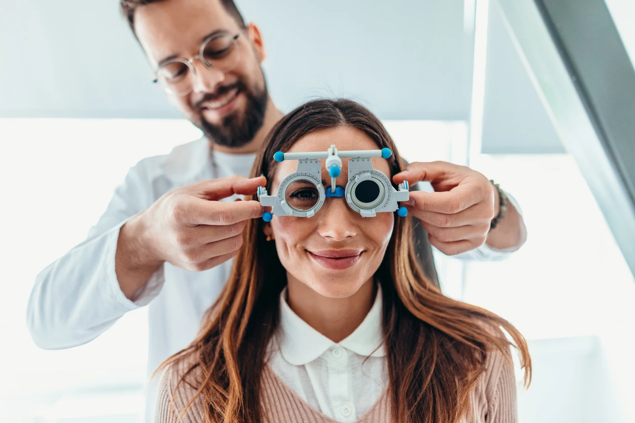 Paciente realizando teste de visão com aparelho oftalmológico na clínica oftalmológica, atendendo a cuidados com saúde ocular.